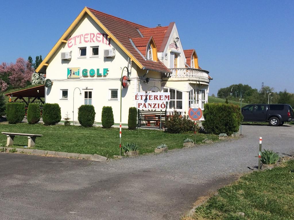 Golf Etterem Es Panzio Hotell Kaposvár Eksteriør bilde